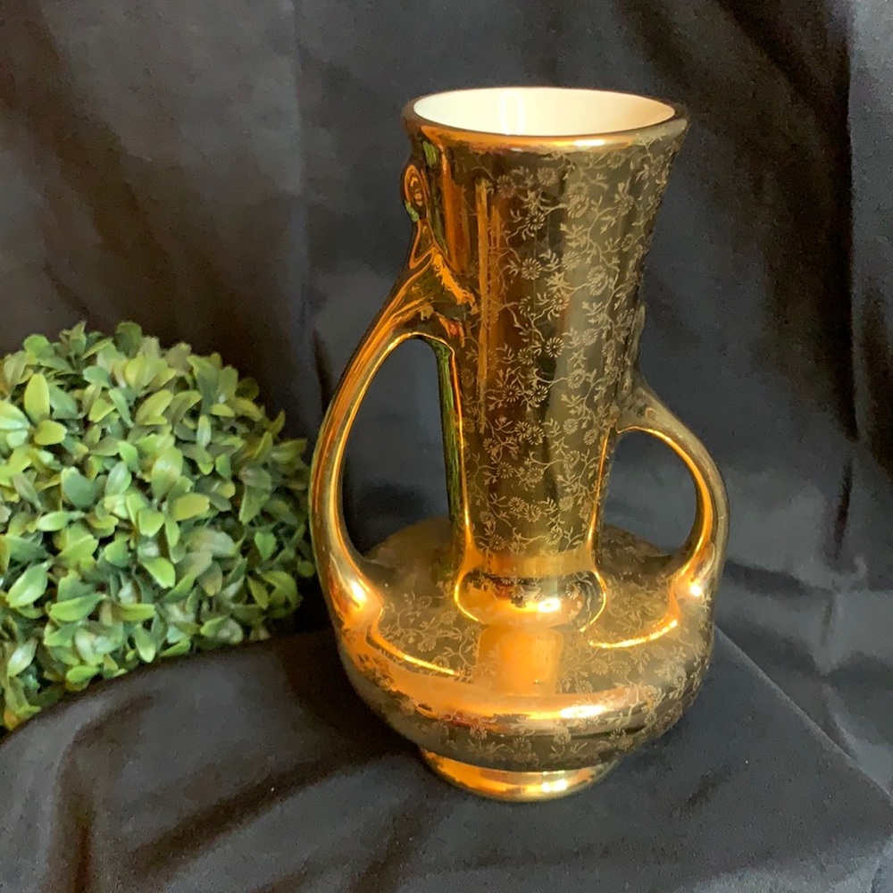 Beautiful Pearl China Co. 22 kt gold plated art deco style 2 handle vase